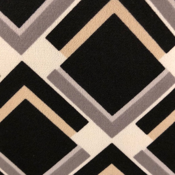 Black v neck dress. - Picture 3 of 9